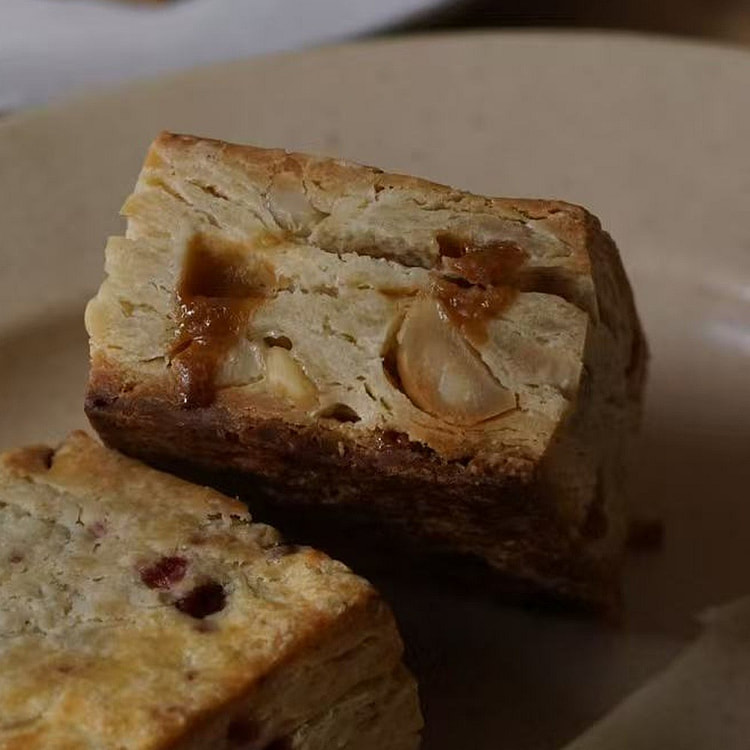 Hour 20 White Choc Macadamia Scone 3.5oz (100g) 1 each