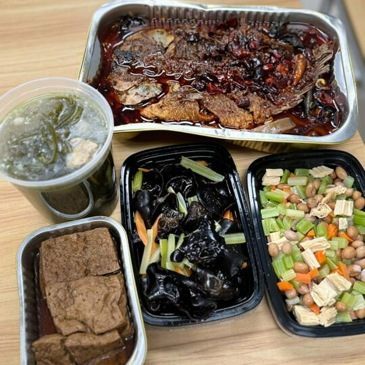 新春香辣烤鱼搭配凉菜暖汤套餐 1 份