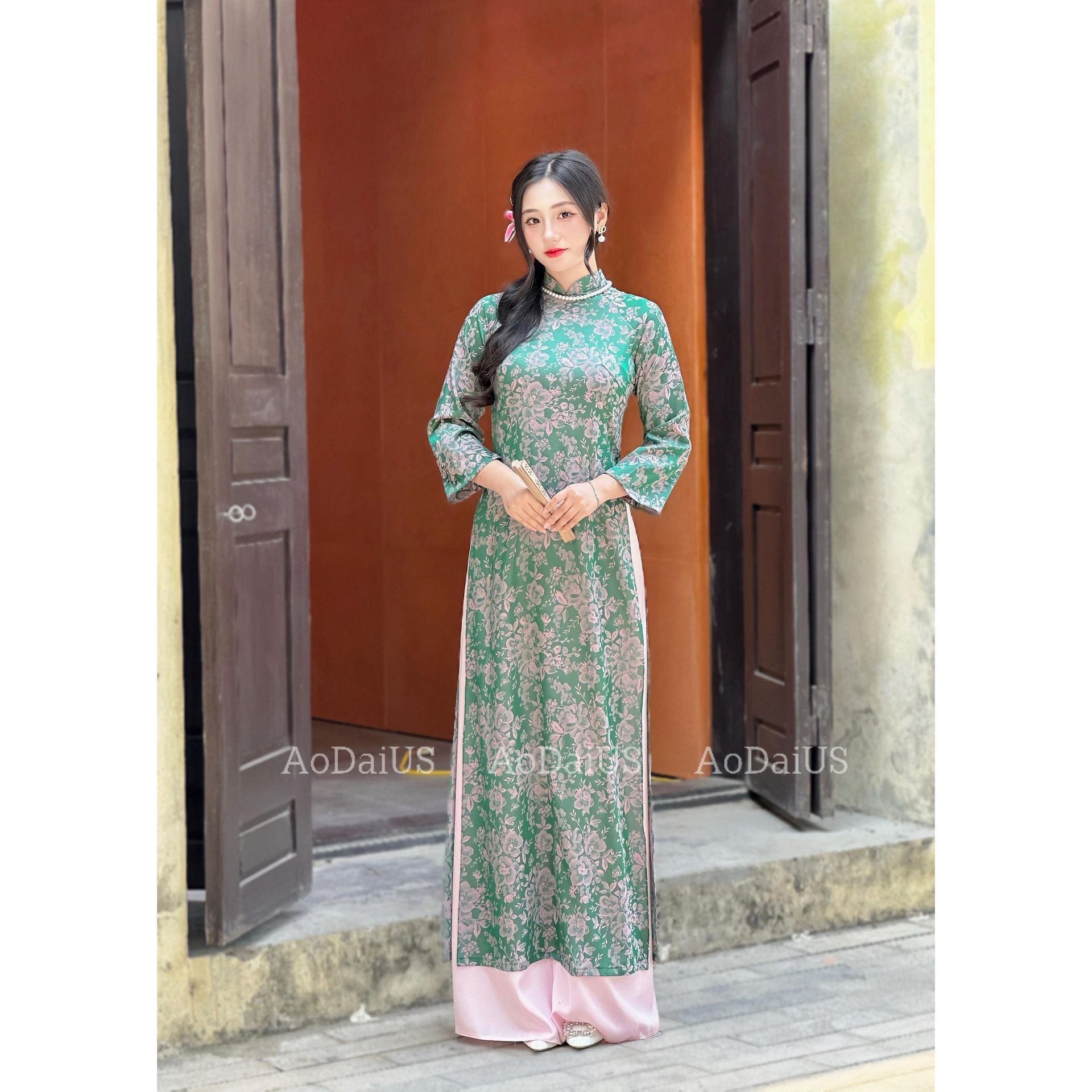 mini pearl dress Paisley Trim Gold Sleeveless Transform Your Fall Wardrobe: SID-D30008 Pants size:29W / XS / 44 EUR Its fitted silhouette highlights