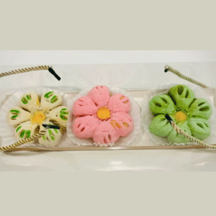 Floral Pastry 3 pcs Gift Box (Random Flavors) 1 box