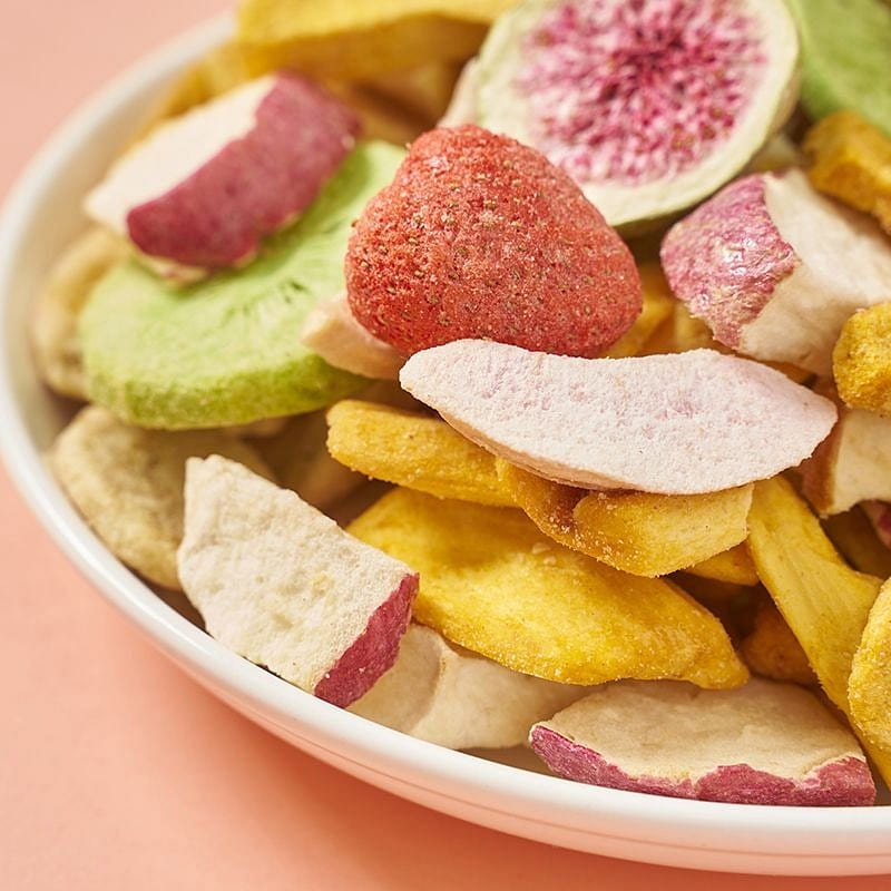 A healthy snack of dried fruits and vegetables 100 g
