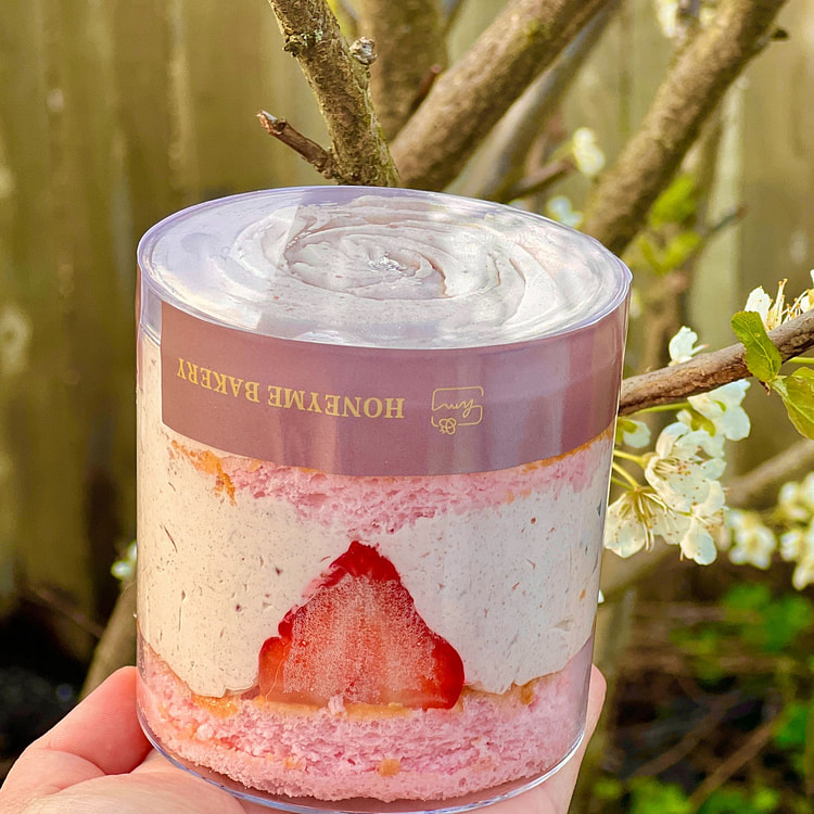 Strawberry cake box 300g