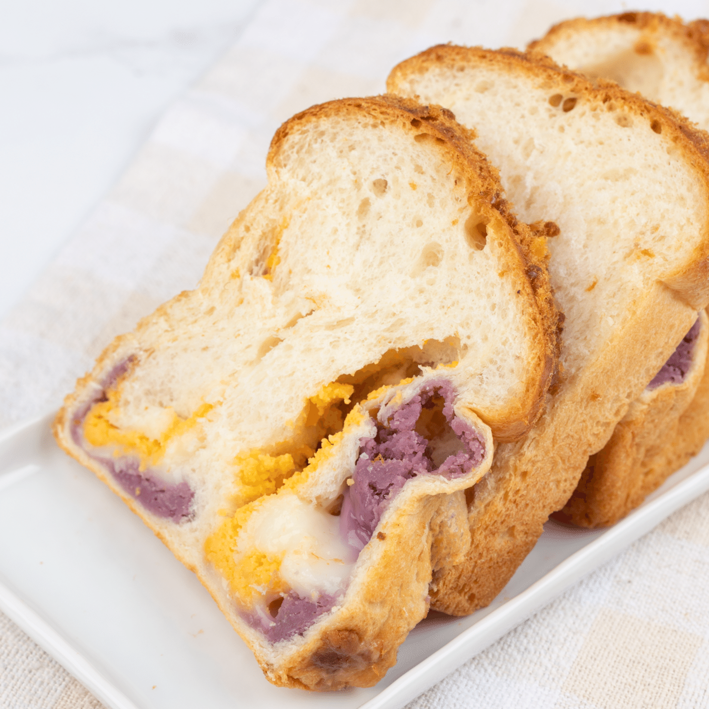 Pão quadrado de carne desfiada e inhame roxo 1 unidade