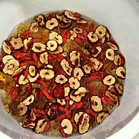 红枣枸杞牛奶炖桃胶的做法图解3