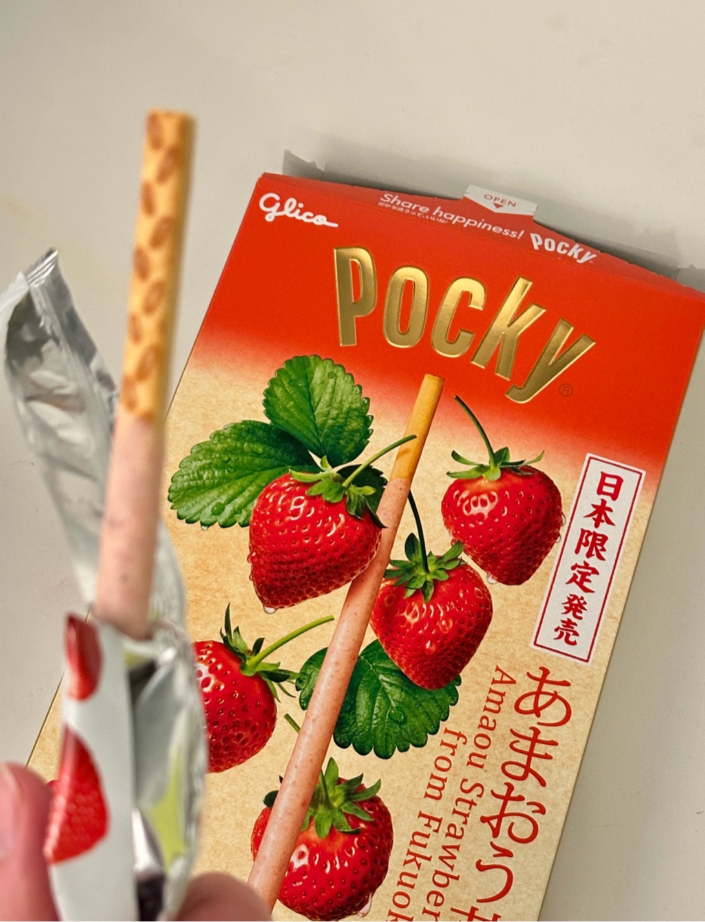 江崎グリコ・日本限定 地元ポッキー 九州あまおう苺 13袋箱入り 1 box