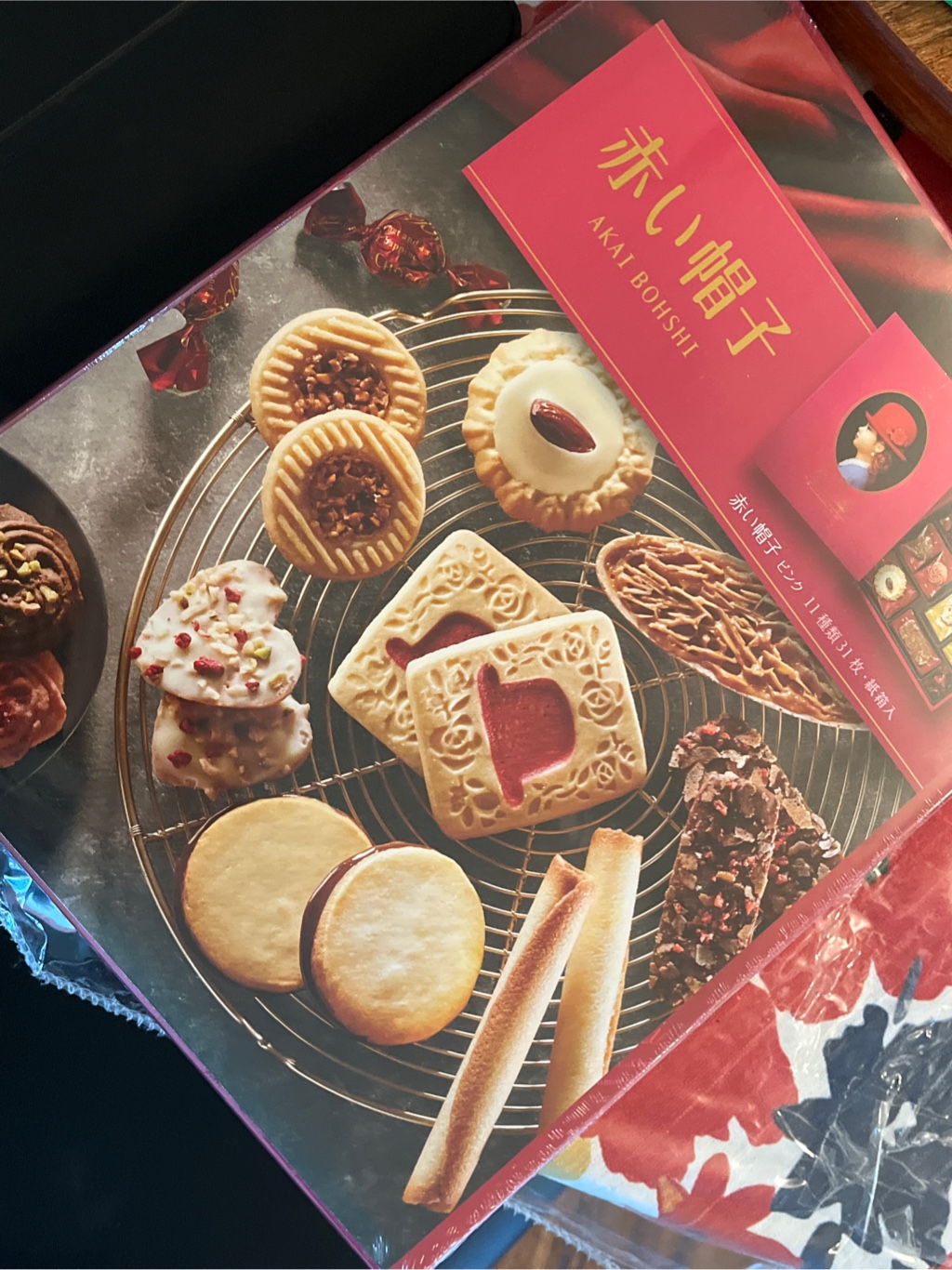 赤い帽子 ピンク クッキー 詰合せ お菓子 31個 紙箱 - Weee!