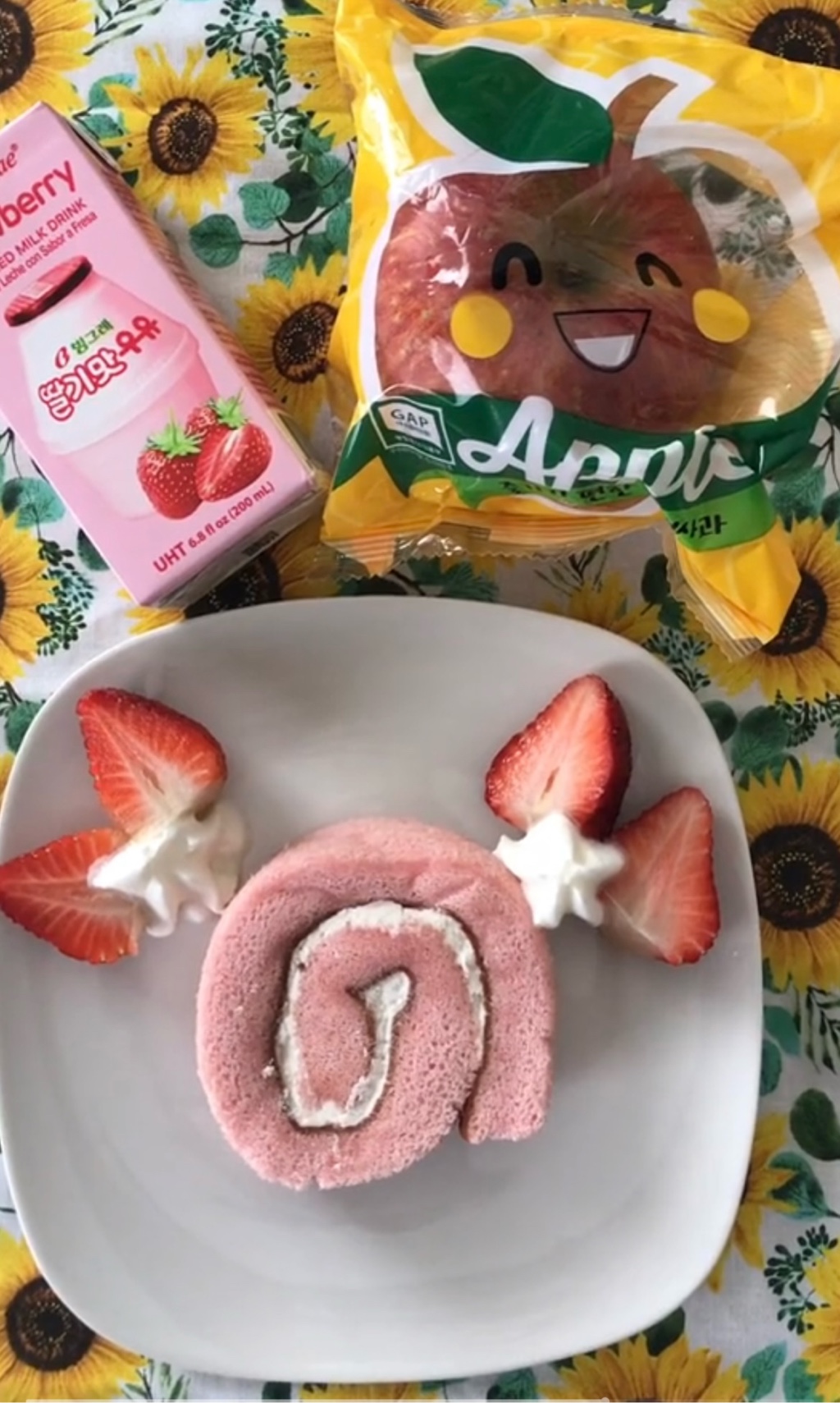 ストロベリーシュガー Happy Clover スイスロール ストロベリー味 200 グラム - Weee!