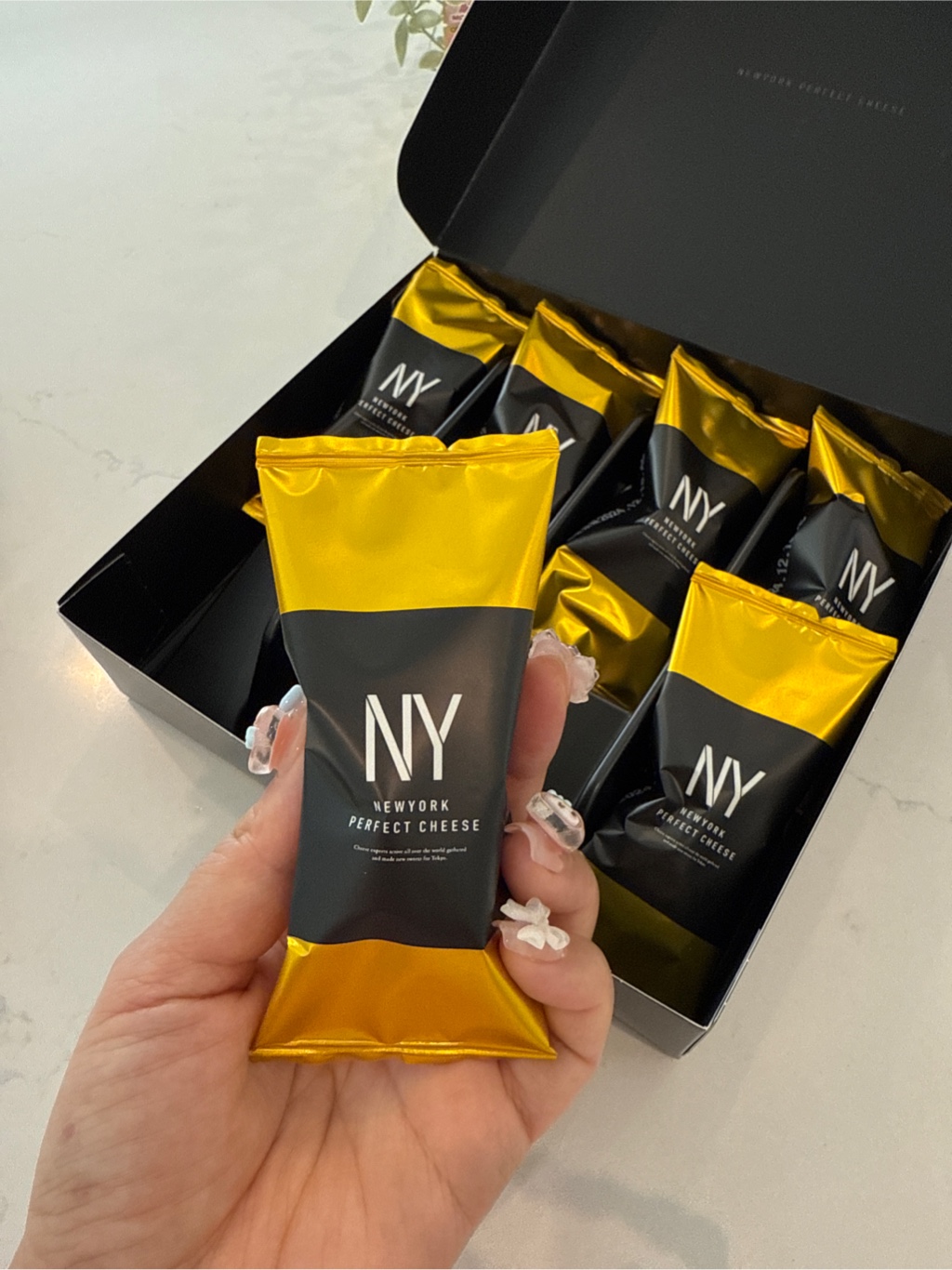 日本直送」ニューヨークパーフェクトチーズ 8本箱入り - Weee!