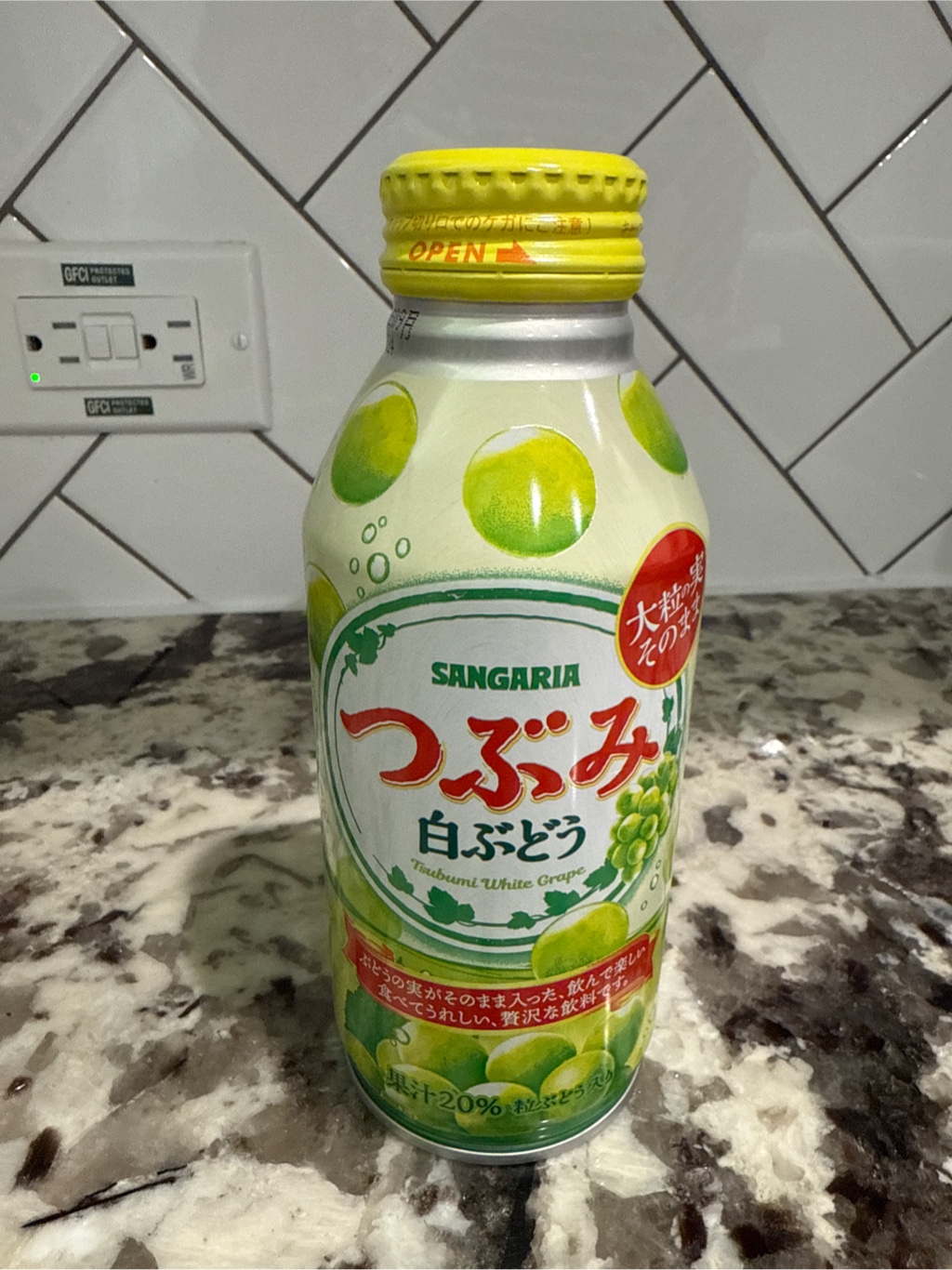 Sangaria つぶみ白ぶどう 380gボトル缶 380 グラム - Weee!