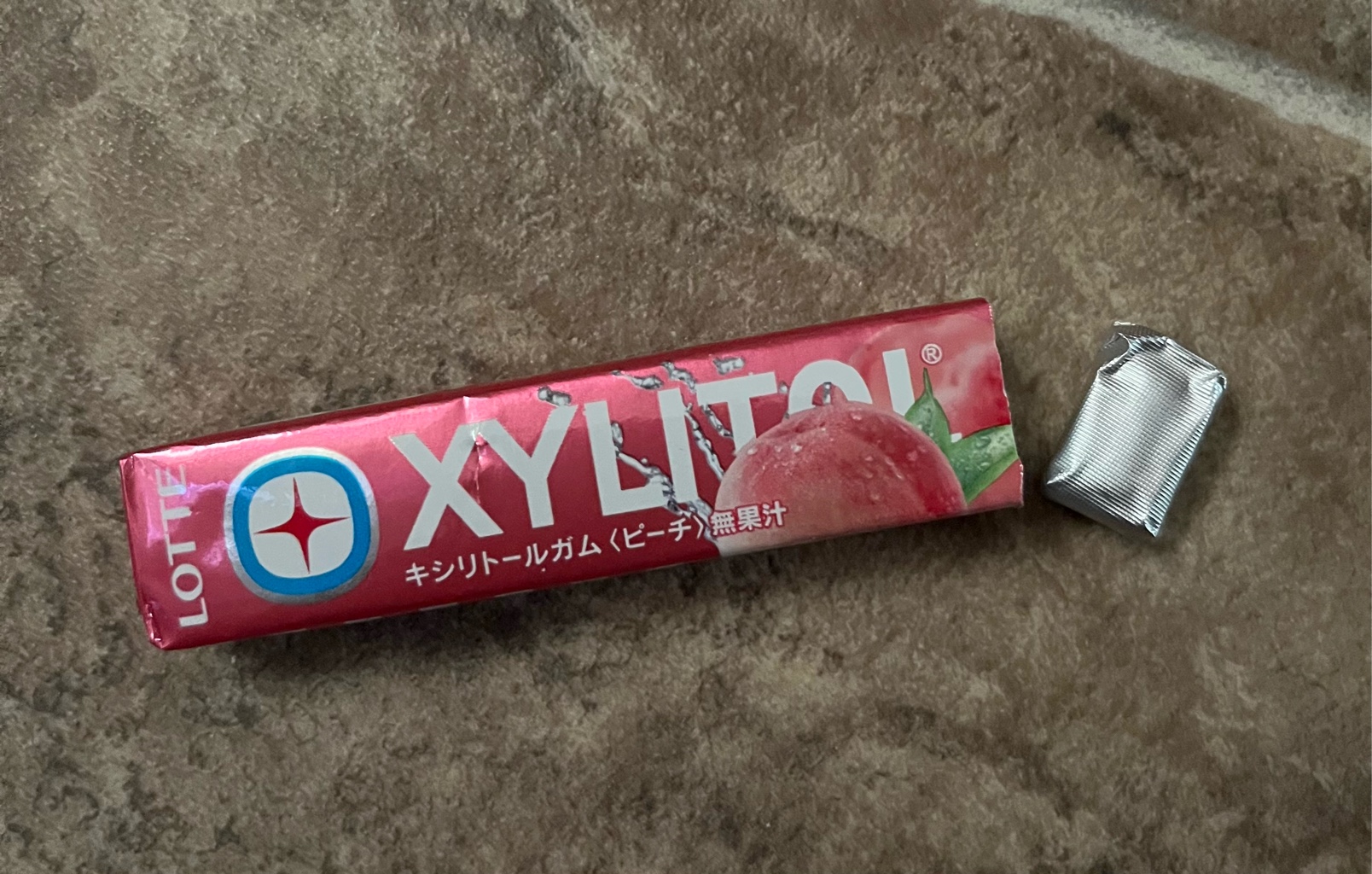 LOTTE XYLITOL Chewing Gum (Peach Flavor) 14pc - Weee!