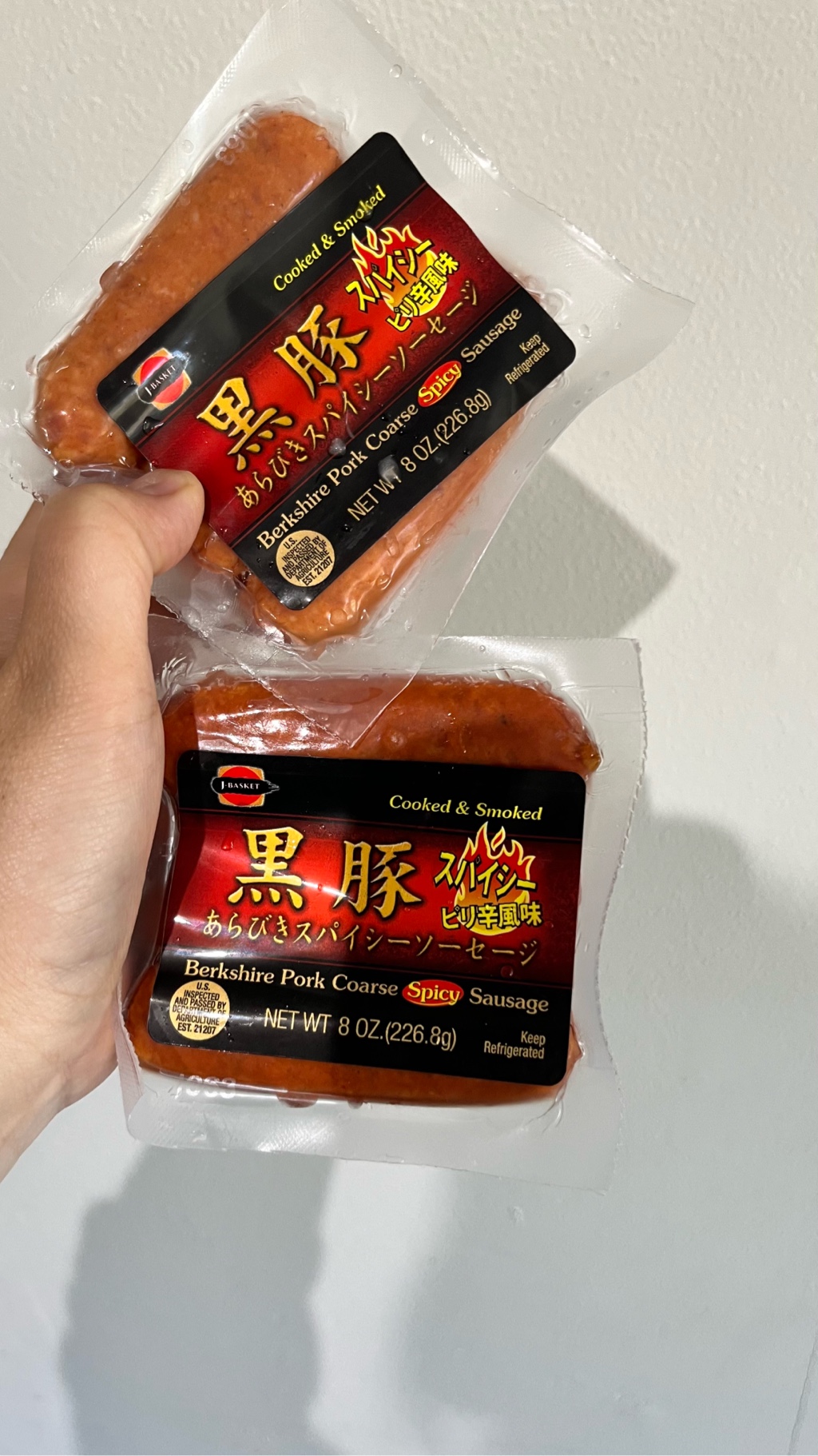 J-Basket 黒豚 あらびきスパイシー ソーセージ 8 オンス - Weee!