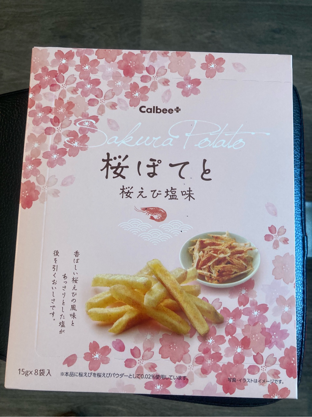 カルビー・春限定 桜ぽてと 桜えび塩味 15gx8袋箱入り 1 box - Weee!