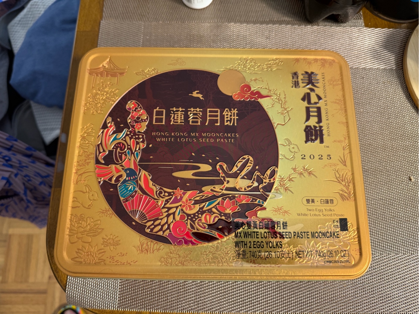 Get Hong Kong MX White Lotus Seed Paste Mooncake with 2 Egg