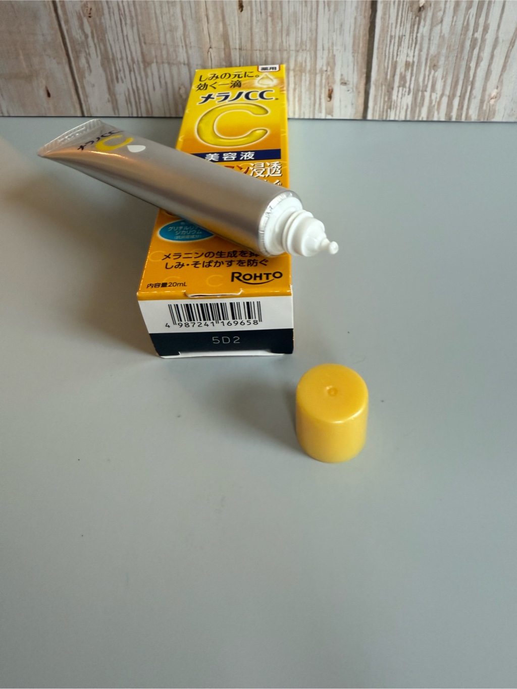 メラノCC 薬用しみ集中対策美容液 20ml ロート製薬 - Weee!