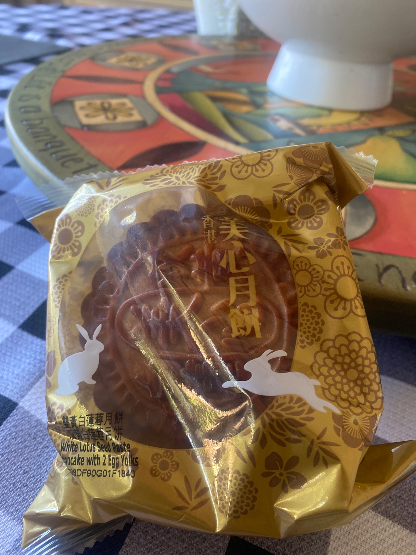 Get Hong Kong MX White Lotus Seed Paste Mooncake with 2 Egg