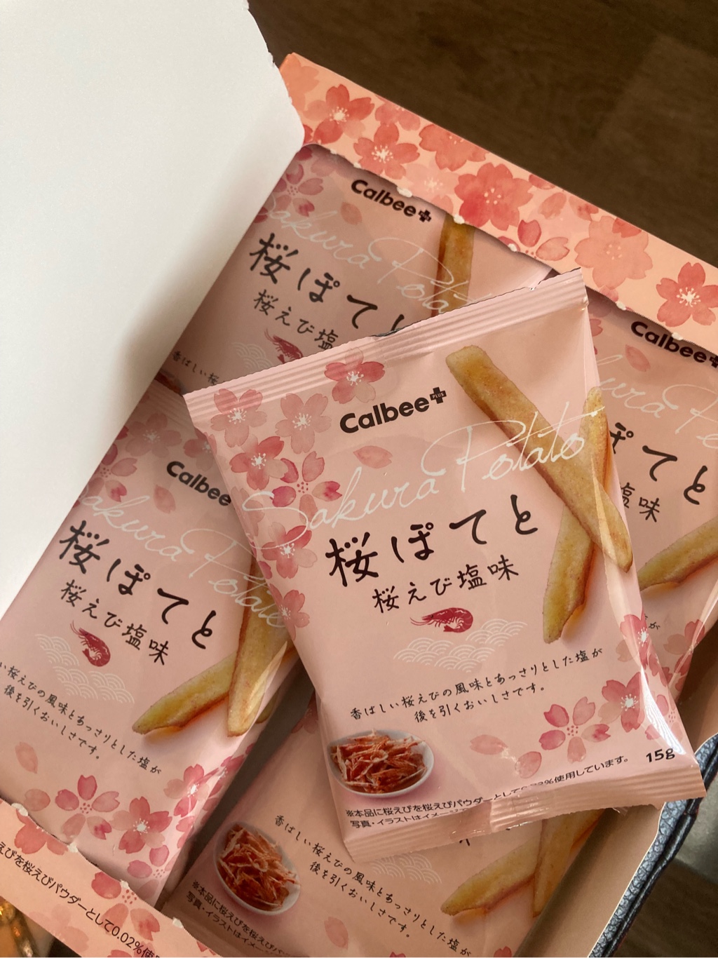 カルビー・春限定 桜ぽてと 桜えび塩味 15gx8袋箱入り 1 box - Weee!