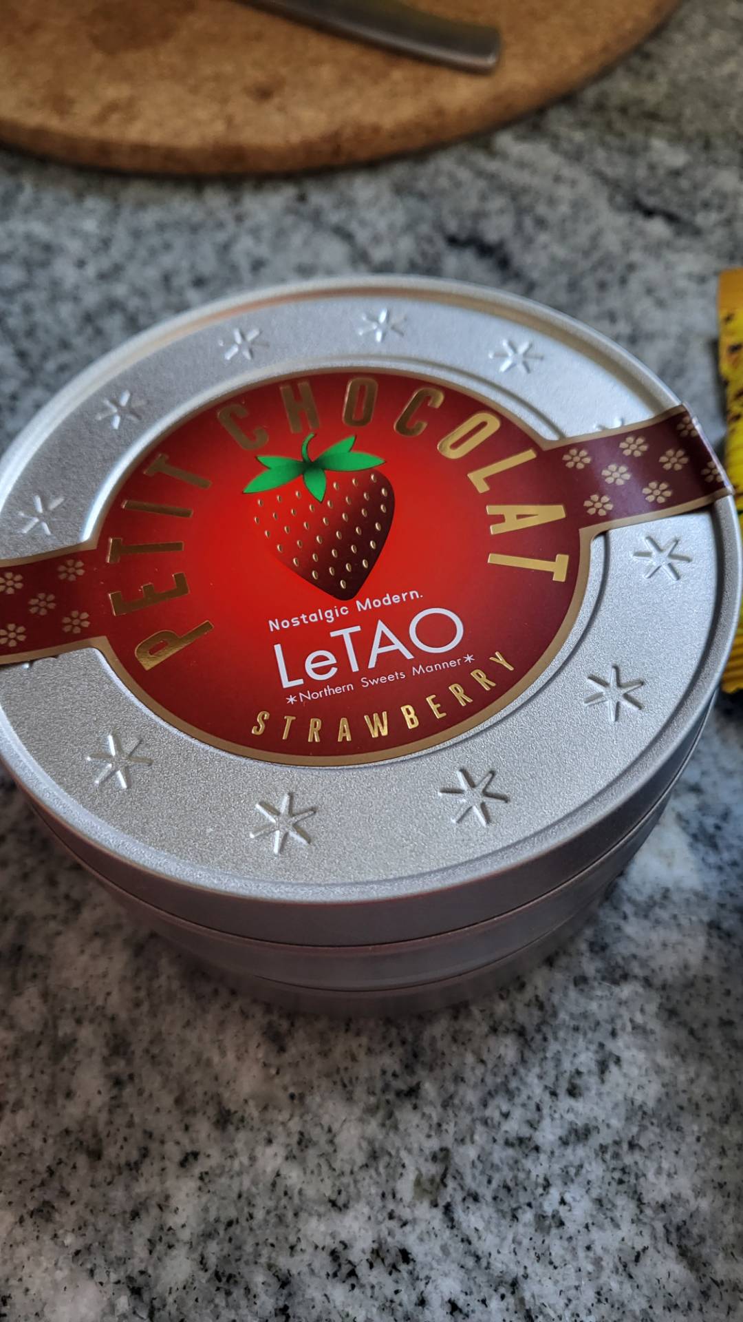 日本直送」ルタオ・プチショコラ ストロベリー 50g缶入り - Weee!