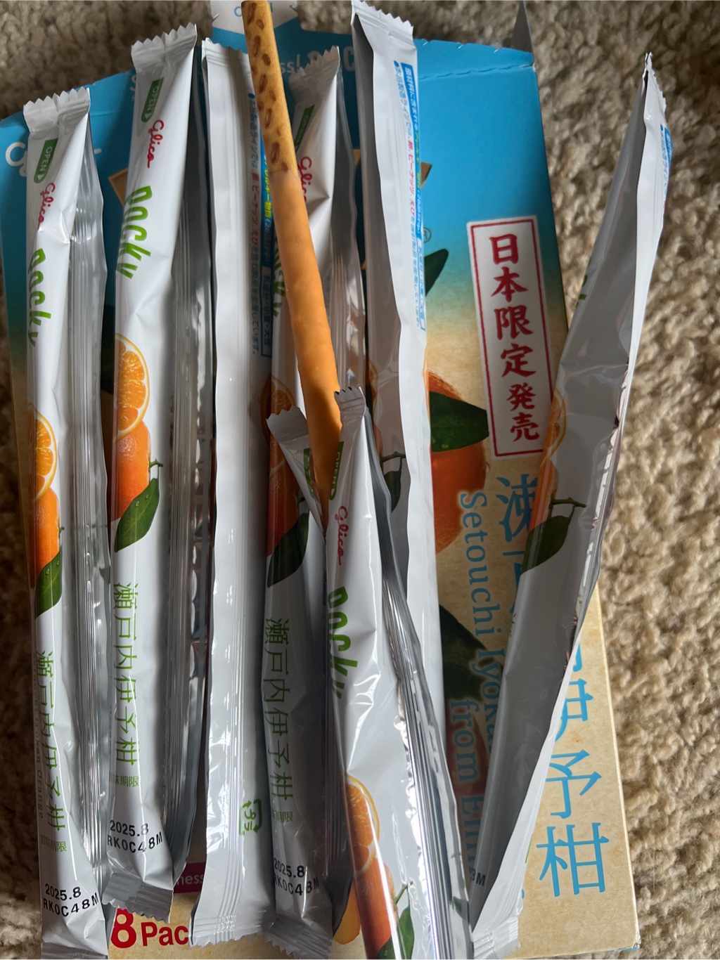 江崎グリコ・日本限定 地元ポッキー 瀬戸内伊予柑 13袋箱入り - Weee!