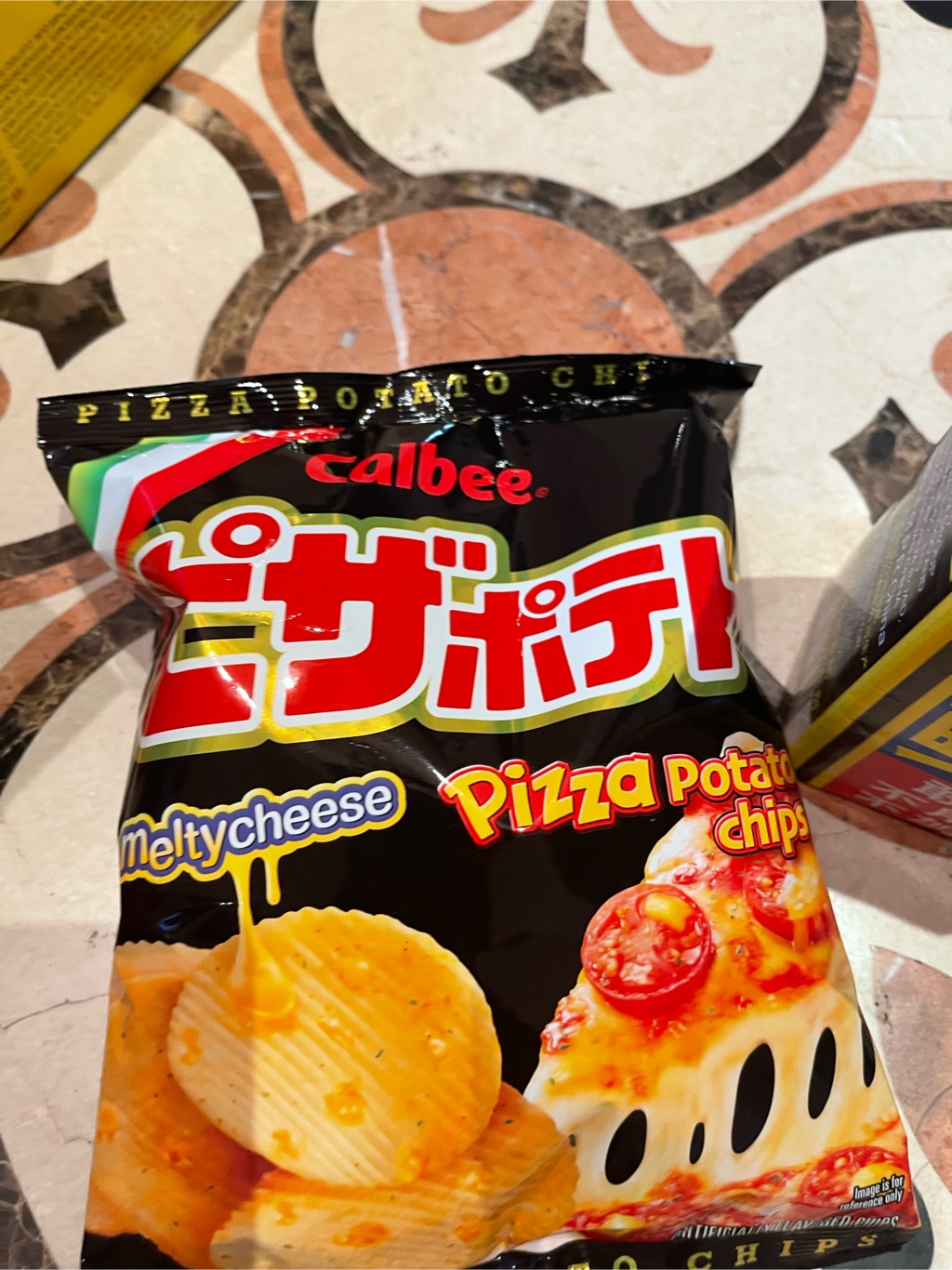 Calbee ピザ味ポテトチップス Weee