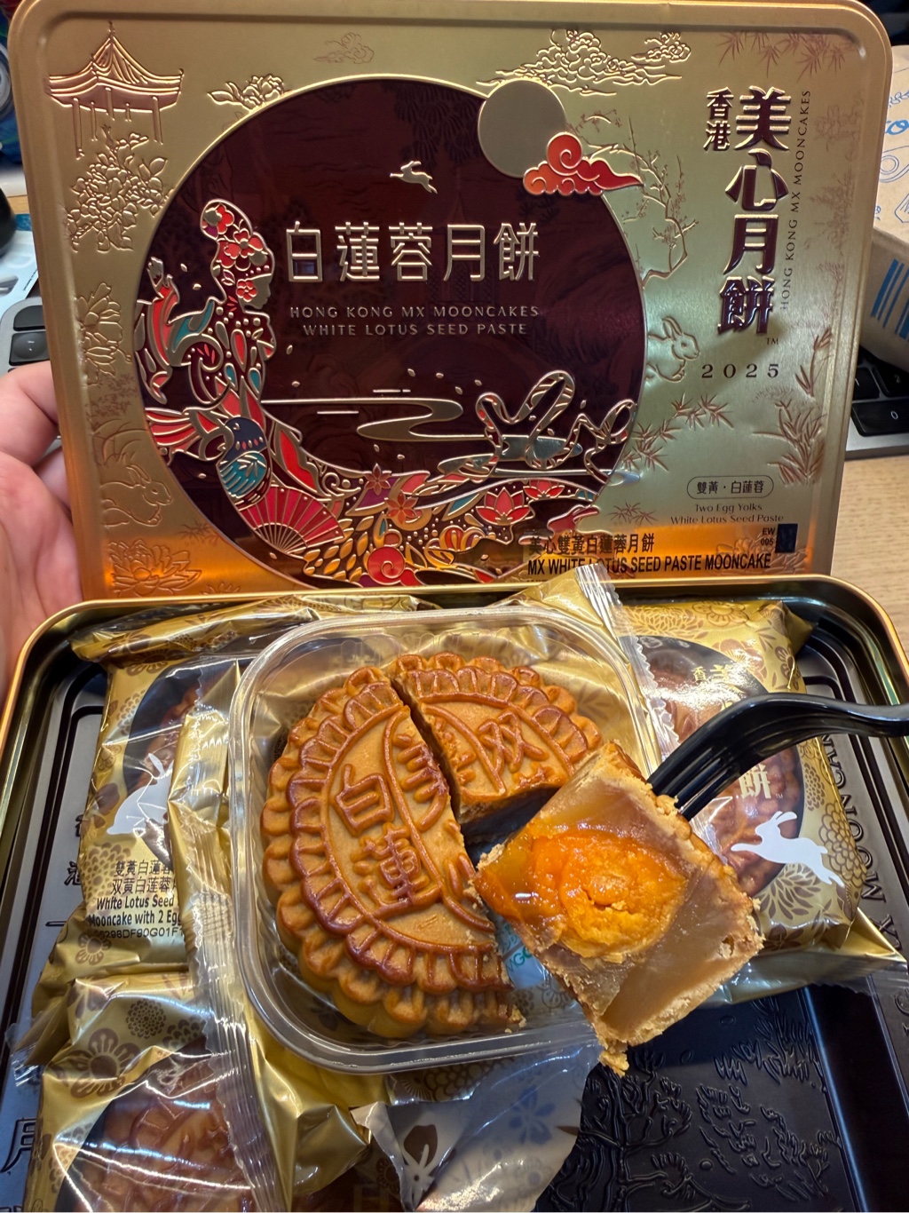 Get Hong Kong MX White Lotus Seed Paste Mooncake with 2 Egg