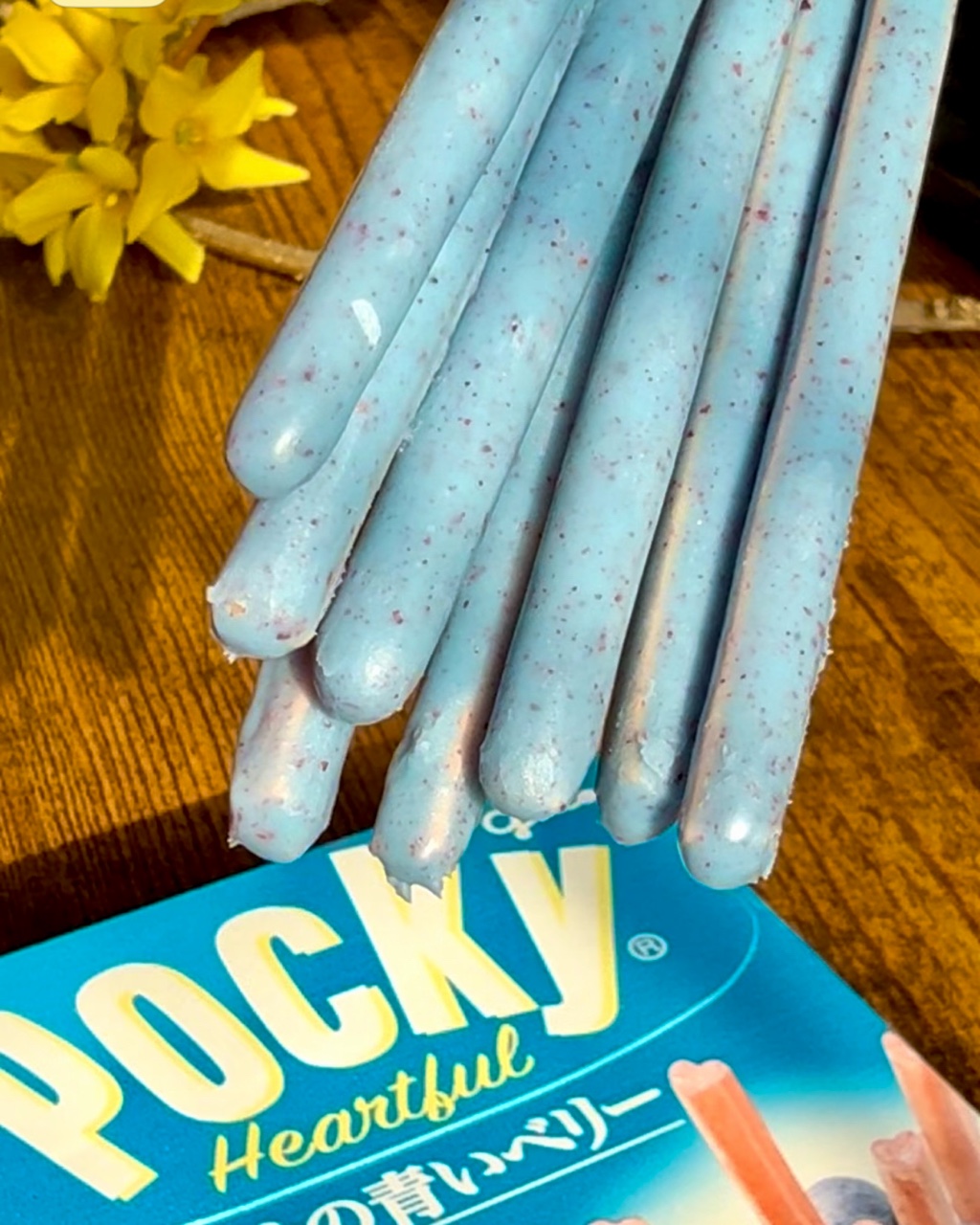 ポッキー＜ハートフル＞幸せの青いベリー 2袋入 1 box - Weee!