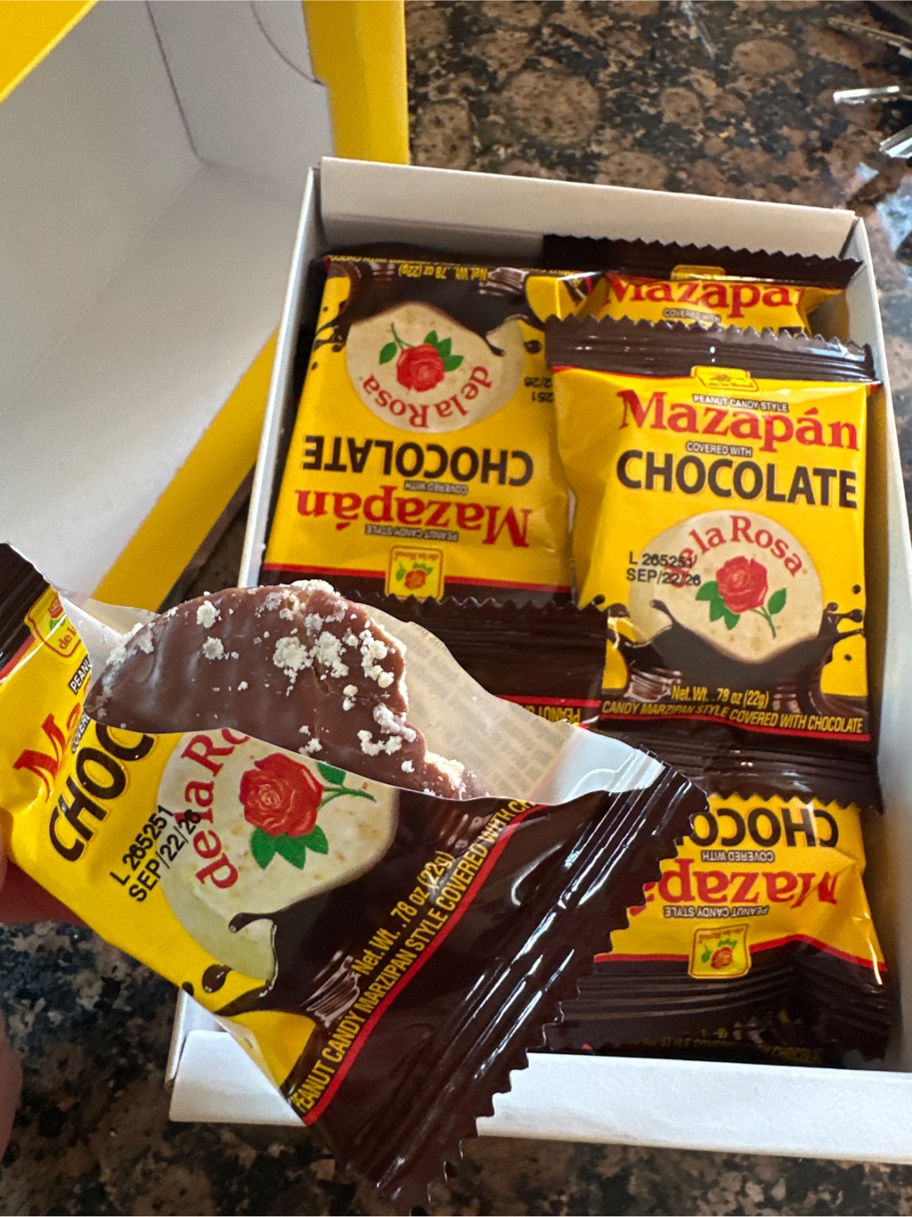 De La Rosa（デ・ラローザ）マジパンチョコレート - Weee!