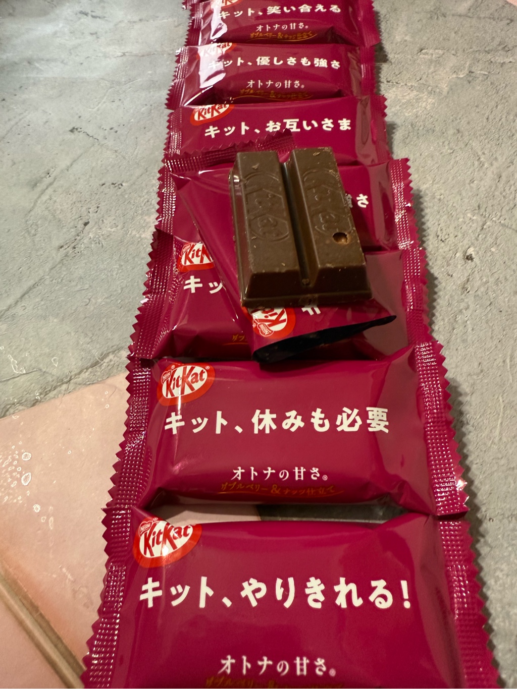 キットカットオトナの甘さダブルベリー＆ナッツ仕立て 1 個 - Weee!