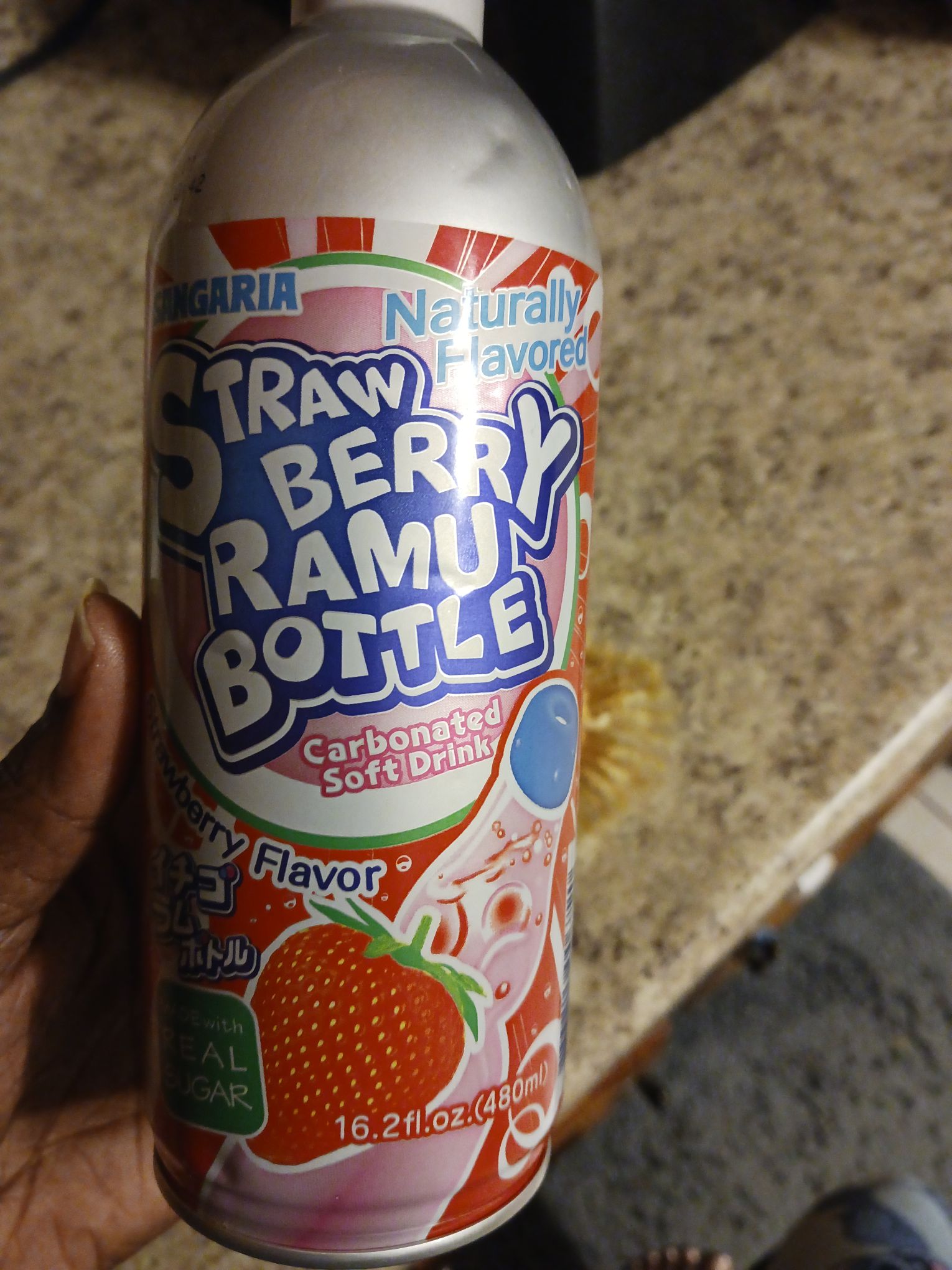 サンガリア⭐︎ サンガリア ラムボトル ストロベリー味 480 ml(ミリリットル) - Weee!
