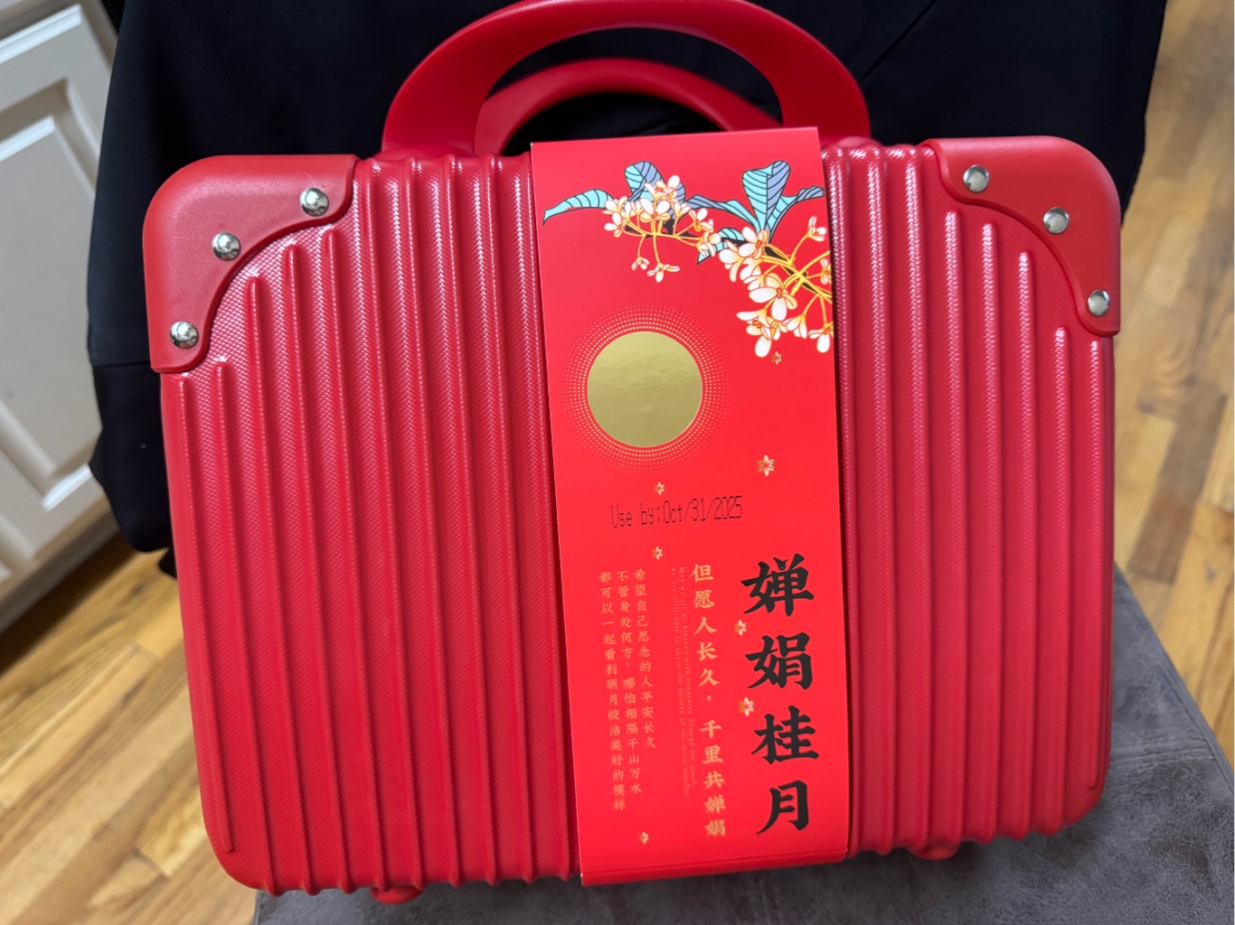 Get Suitcase Style Waning Moon Monthly Mooncake Gift Box 1000 g