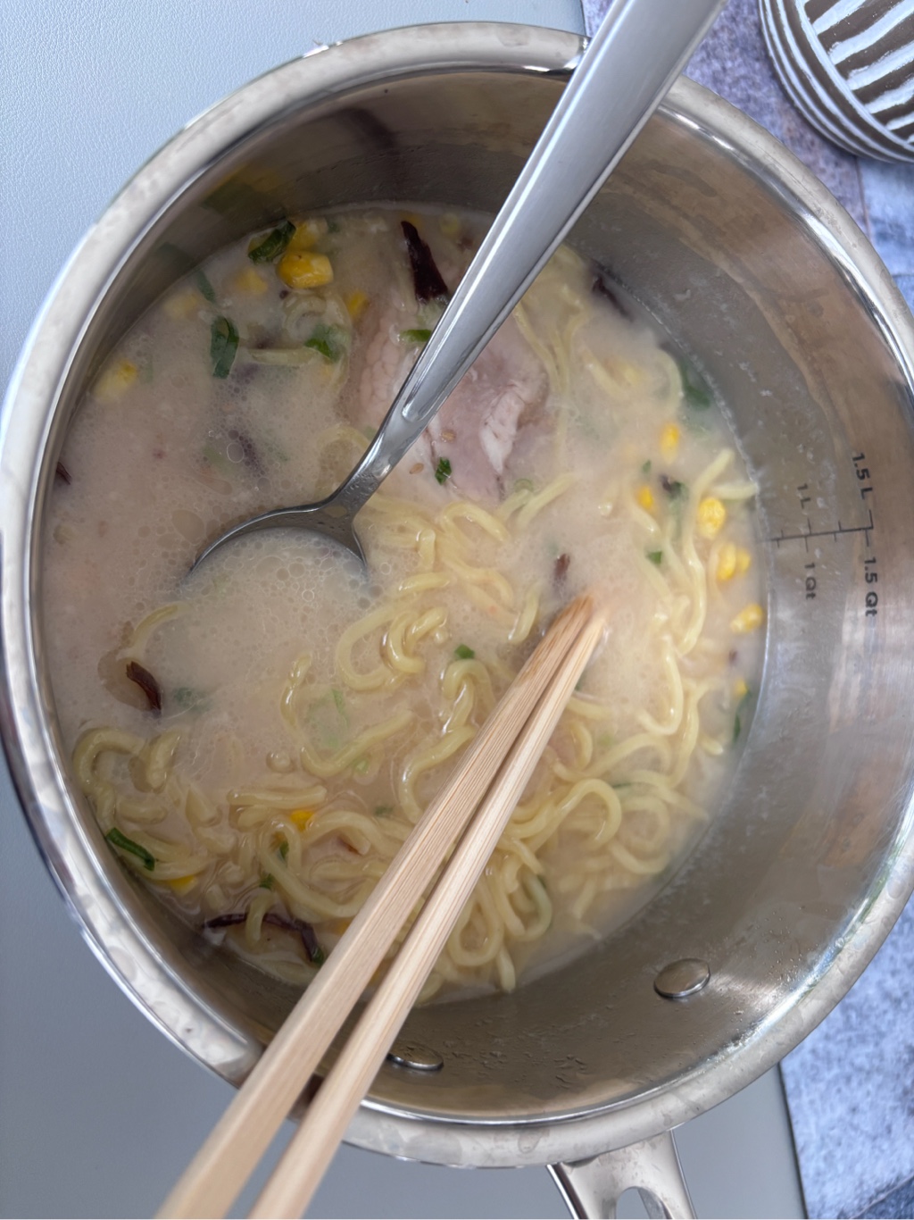 RAIJIN 豚骨ラーメン チャーシュー入り 冷凍 1人前 25.1 オンス - Weee!