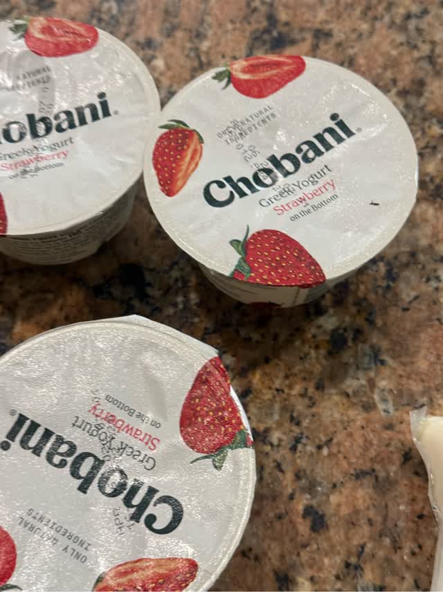 Chobani ストローベリー味ヨーグルト 5.3 オンス - Weee!