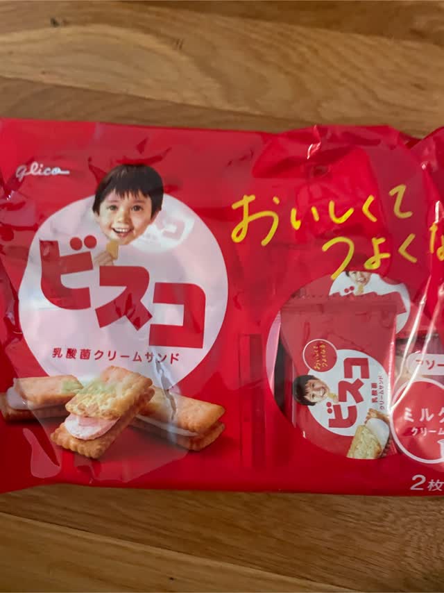 Glico ビスコ アソートクッキー ミルク＆ストロベリー味 - Weee!