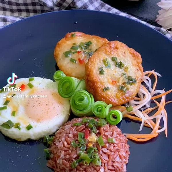 Quick lunch with Dragon blood rice