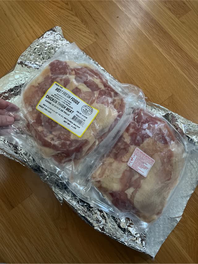 皮付き鶏もも肉 骨なし 2分割パック 冷凍 4 ポンド - Weee!