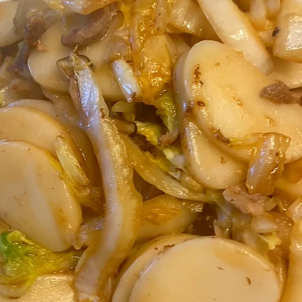 肉丝白菜蟹味菇炒年糕