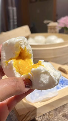 広州風味漬け玉子入り饅頭 冷凍 360 グラム - Weee!