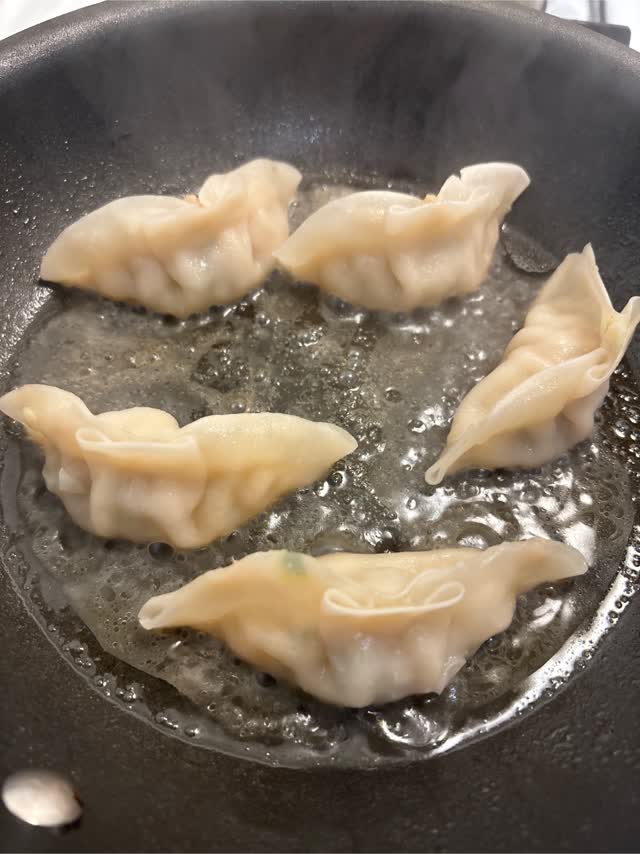 Twin Marquis 豚肉白菜焼き餃子 冷凍 - Weee!