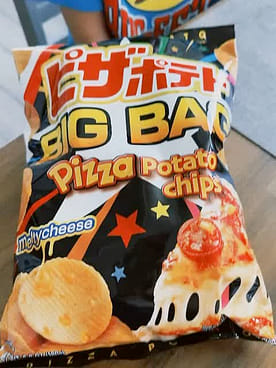 カルビー ポテトチップス大袋 ピザ味 6.3 オンス - Weee!