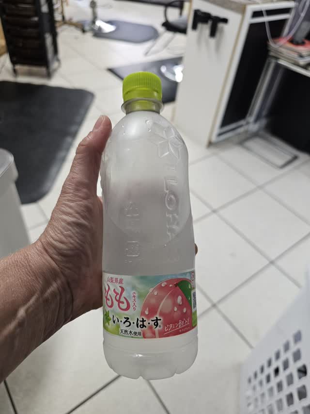 いろはす もも - Weee!