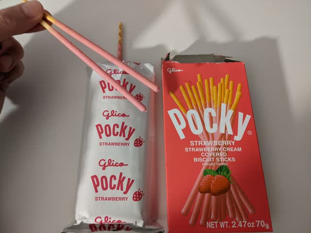 Glico ポッキー ストロベリー味 - Weee!