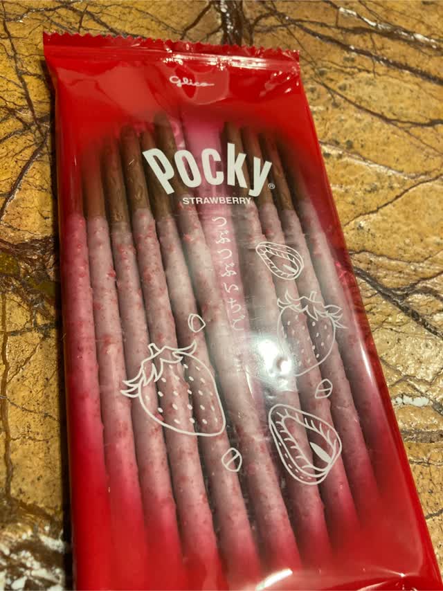 Glico ポッキー クランチーストロベリー味 - Weee!