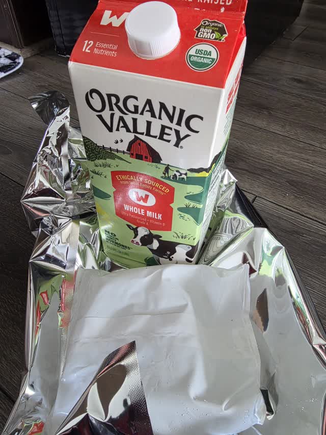 Organic Valley 牛乳 全乳 オーガニックバレー 63.9 fl.oz - Weee!