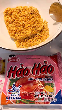 エースコック ハオハオ ベトナム インスタント麺 ピリ辛エビ味 - Weee!