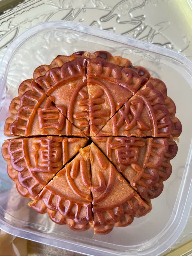 Get Hong Kong MX White Lotus Seed Paste Mooncake with 2 Egg