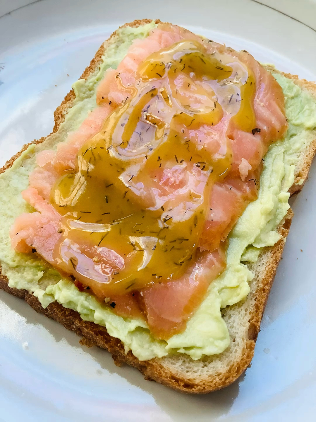 三文鱼牛油果三明治