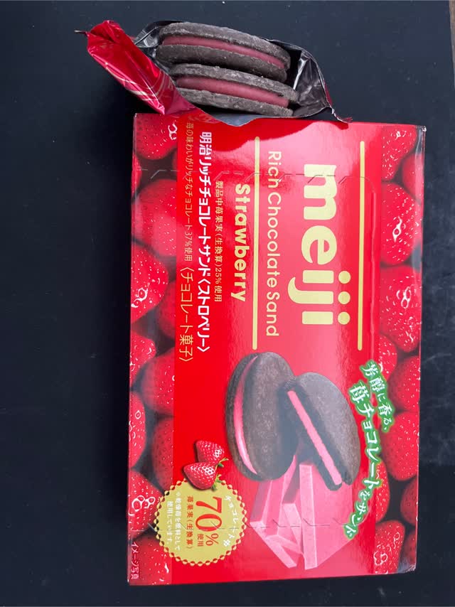 日本直送」Meiji・リッチストロベリーチョコサンド 6枚入り - Weee!