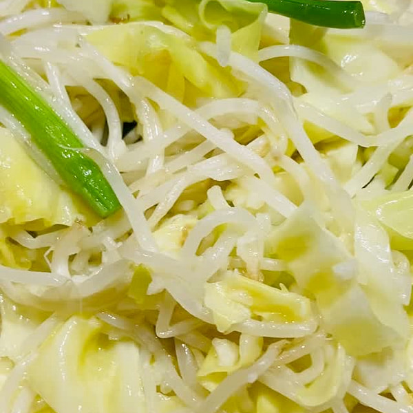 もやしとキャベツの炒め物