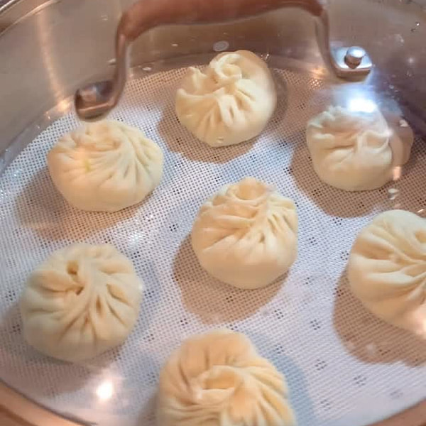 鍋から出して、スパイシーな蒸し饅頭を一度に5つ食べることができます！