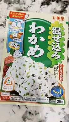 丸美屋 混ぜ込みふりかけわかめ 29 グラム - Weee!