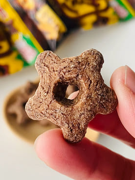 しみチョコ しみチョココーン 全粒粉 食べきりサイズ 4袋入り 1.83 オンス - Weee!